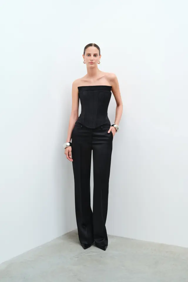 Yuan – Strapless Corset In Black